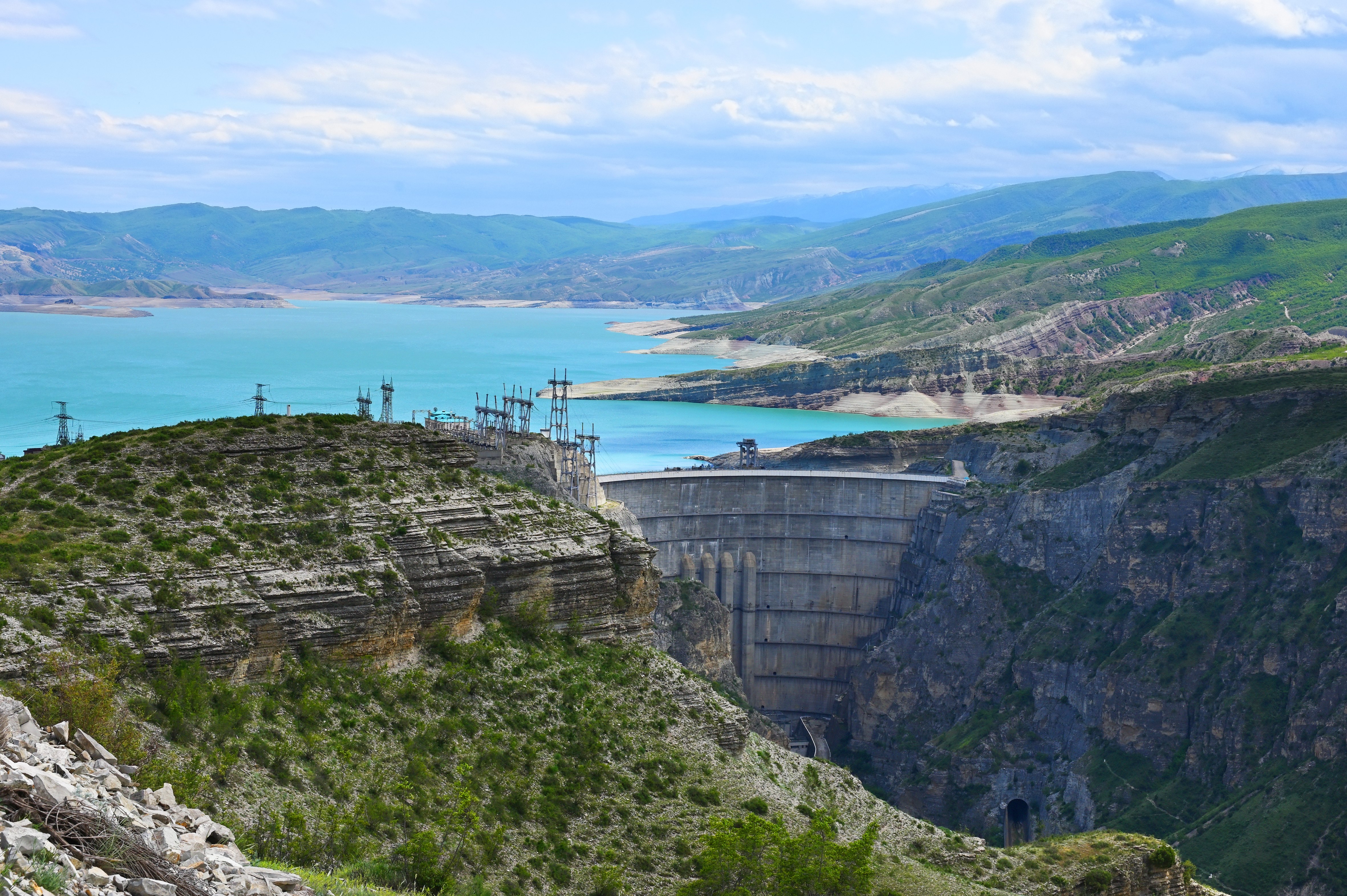 Туризм водохранилище. Чиркейская ГЭС. Черкесская ГЭС В Дагестане. Чиркейская ГЭС И водохранилище. Дагестан ГЭС Сулакский каньон.